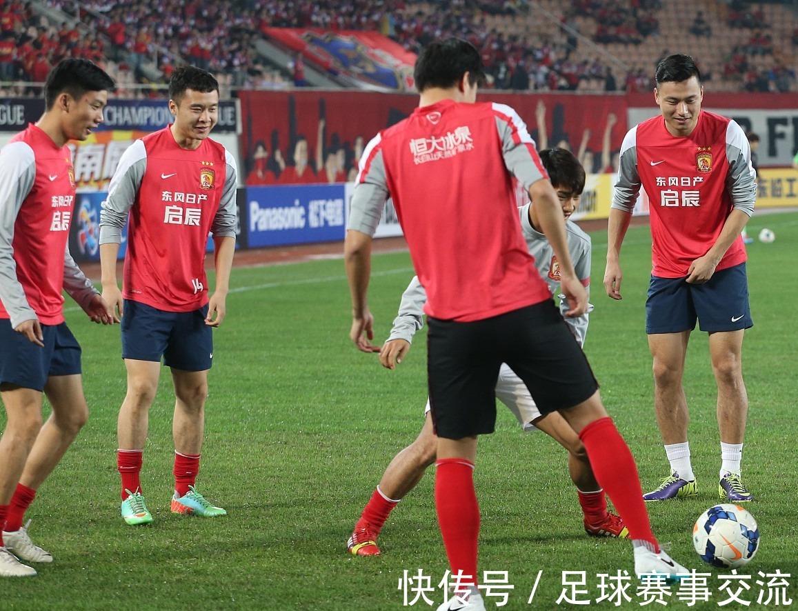 德天空：那不勒斯想签弗赖堡中场曼赞比顶替受伤的德布劳内（德媒：那不勒斯有意引进弗赖堡中场曼赞比，以填补德布劳内伤缺）