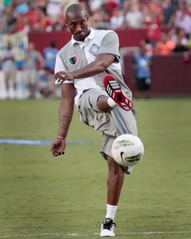 欧文突破两人防守完成得分（欧文摆脱双人夹击上篮得手）