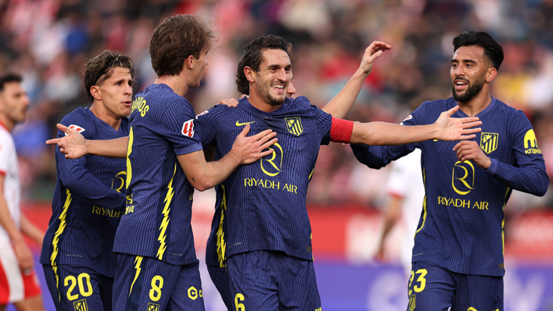 港队主场战新加坡，新加坡球员伤退时担架工作人员忍不住庆祝（港队主场迎战新加坡，担架员在新加坡球员伤退时当场庆祝）