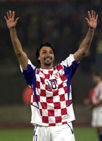 维尼修斯和阿森纳U16球员合影，2米法国门将抢镜（维尼修斯与阿森纳U16合照，2米法国门将成焦点）