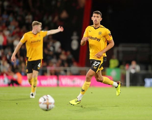 西班牙2026年世界杯球衣：红色底+海军蓝衣袖搭配红黄色条纹（西班牙队2026世界杯战袍：红底配海军蓝袖，红黄条纹点缀）