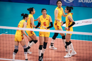 告别队长，热刺球员赛后在球场上将孙兴慜高高抛起（赛后致敬队长，热刺众将在场上把孙兴慜抛起庆祝）