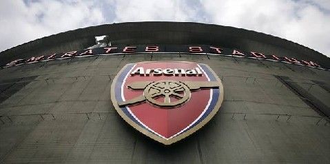 佩莱格里尼：塞维利亚落后时球迷往球场投掷杂物，这样不对（佩莱格里尼：塞维利亚球迷在球队落后时向场内掷物，行为不当）