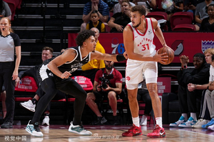 TA：因现代足球重视边路与攻防转换，菱形中场阵型已几乎绝迹（TA：现代足球强调边路与攻防转换，菱形中场已几乎消失）