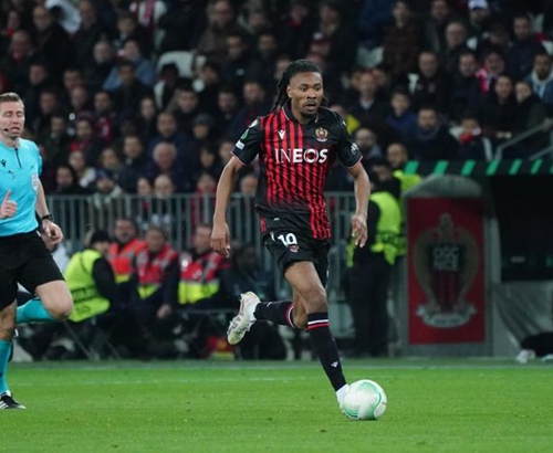 热搜第一！#泰勒斯威夫特官宣订婚 ，男方是知名橄榄球球星（热搜第一！泰勒·斯威夫特宣布订婚，对象为知名橄榄球球星）