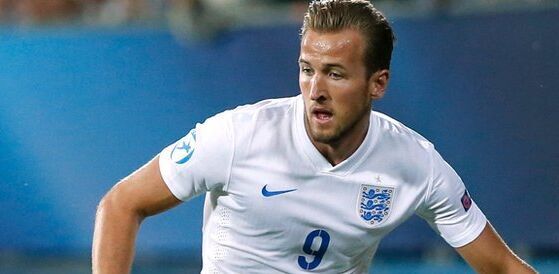 拦都拦不住！对手疑肘击队友，梅西出头“教育”阿根廷老乡（看不下去！对手疑肘击队友，梅西挺身而出训斥阿根廷同胞）