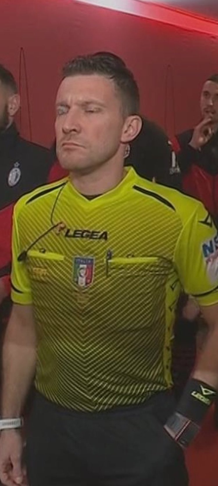 差点装大了！赞比亚锋霸绝平马里后空翻庆祝，颈部着地吓出冷汗（惊险一幕！赞比亚前锋绝平马里后空翻失误，颈部着地险些受伤）