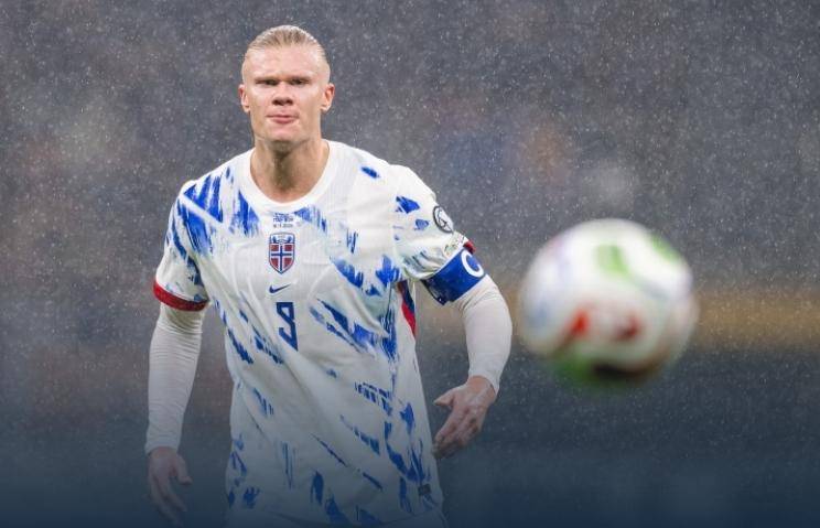 世界杯预热海报里没有C罗遭质疑，FIFA删除原海报改“怀旧”（C罗缺席世界杯预热海报引争议，FIFA撤下原图改发“怀旧”版）