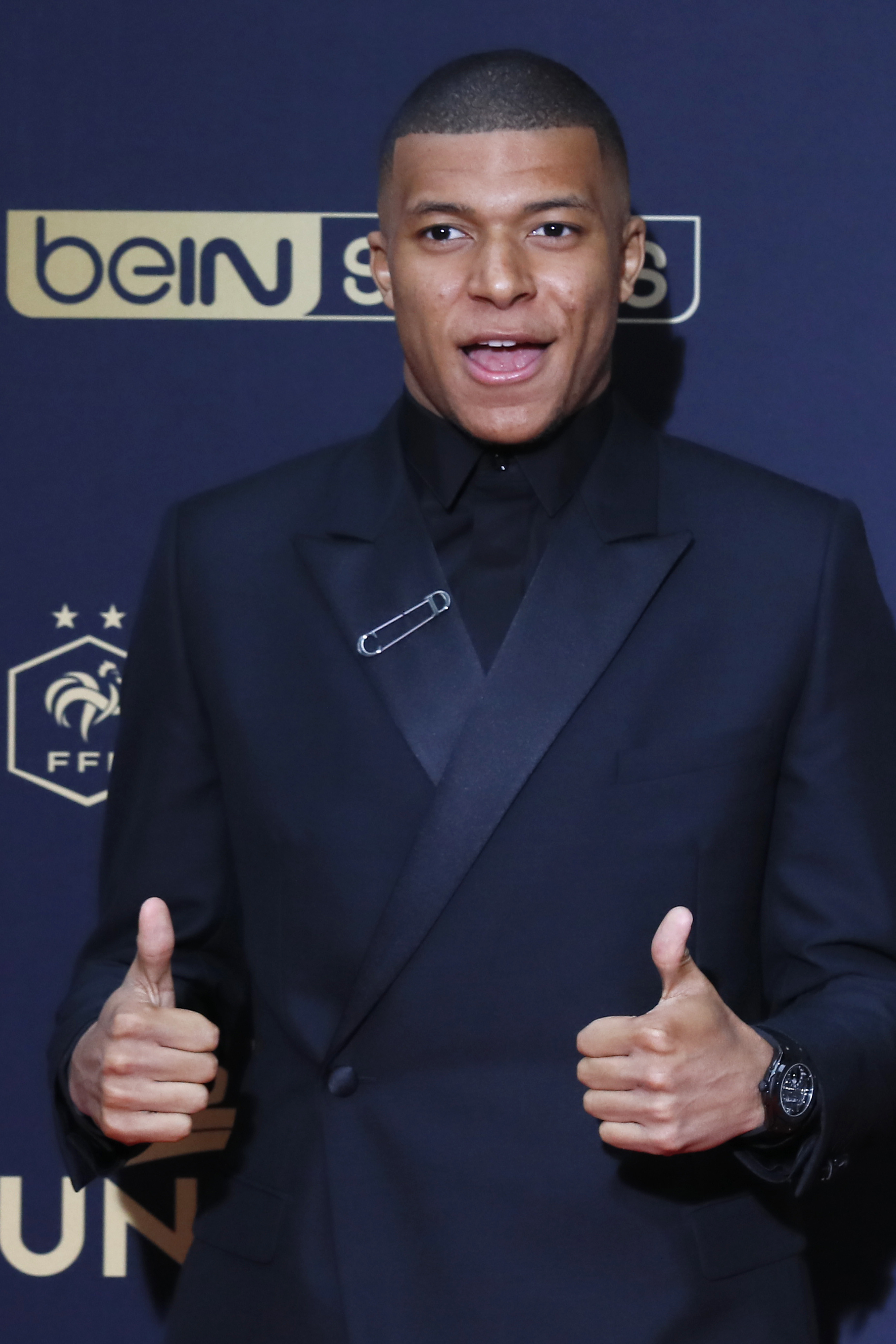 上周末结束的澳超第9轮，受闪电影响，麦克阿瑟vs布里斯班狮吼的比赛推迟开球时间。（澳超第9轮上周末收官：雷电天气致麦克阿瑟战布里斯班狮吼延期开球）