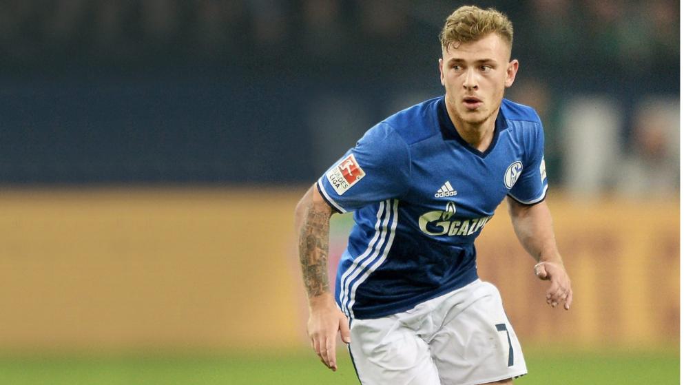 暖心，赫伊森和居莱尔赛前列队时把外套脱给球童以抵御寒冷（暖心一幕：赫伊森与居莱尔赛前将外套递给球童御寒）