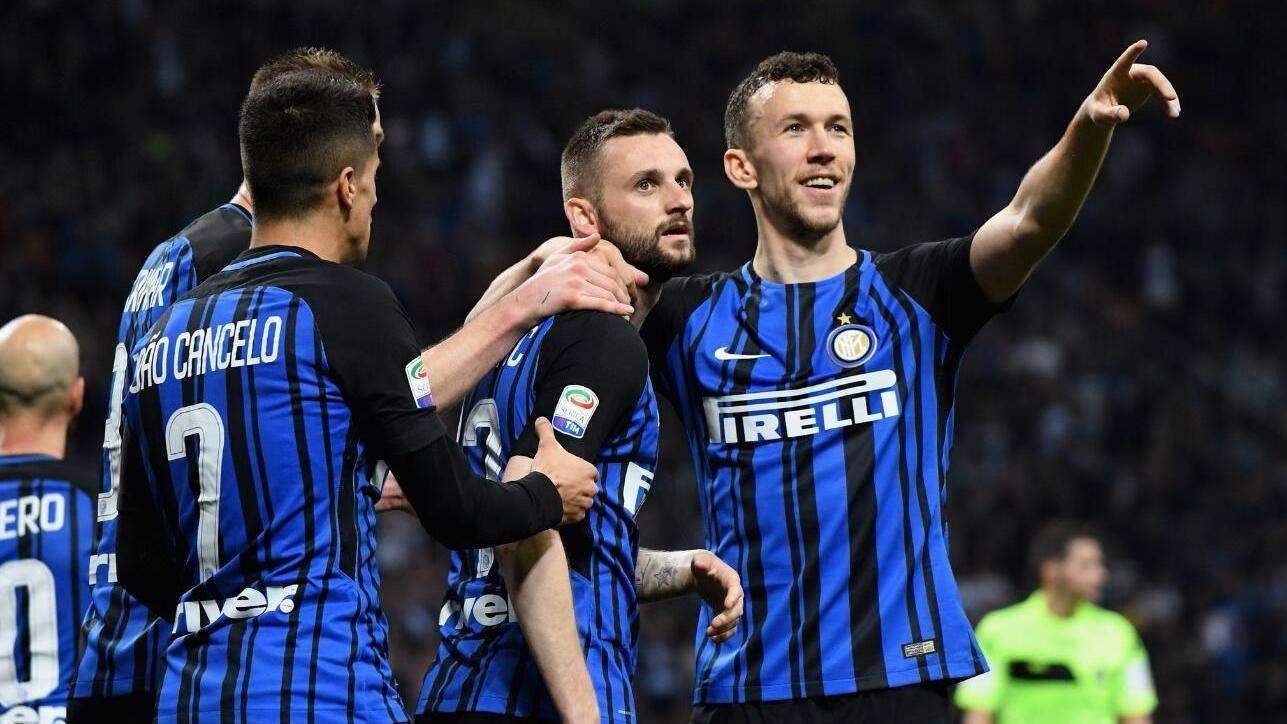 阿斯：巴萨本赛季面临严峻挑战，没在任何一场强强对话中获胜（阿斯：巴萨本季遭遇重压，强强对话至今未尝胜绩）